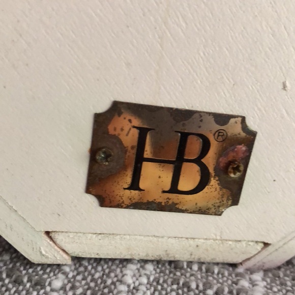 HB Wood birdhouse with chain for hanging - Picture 5 of 5